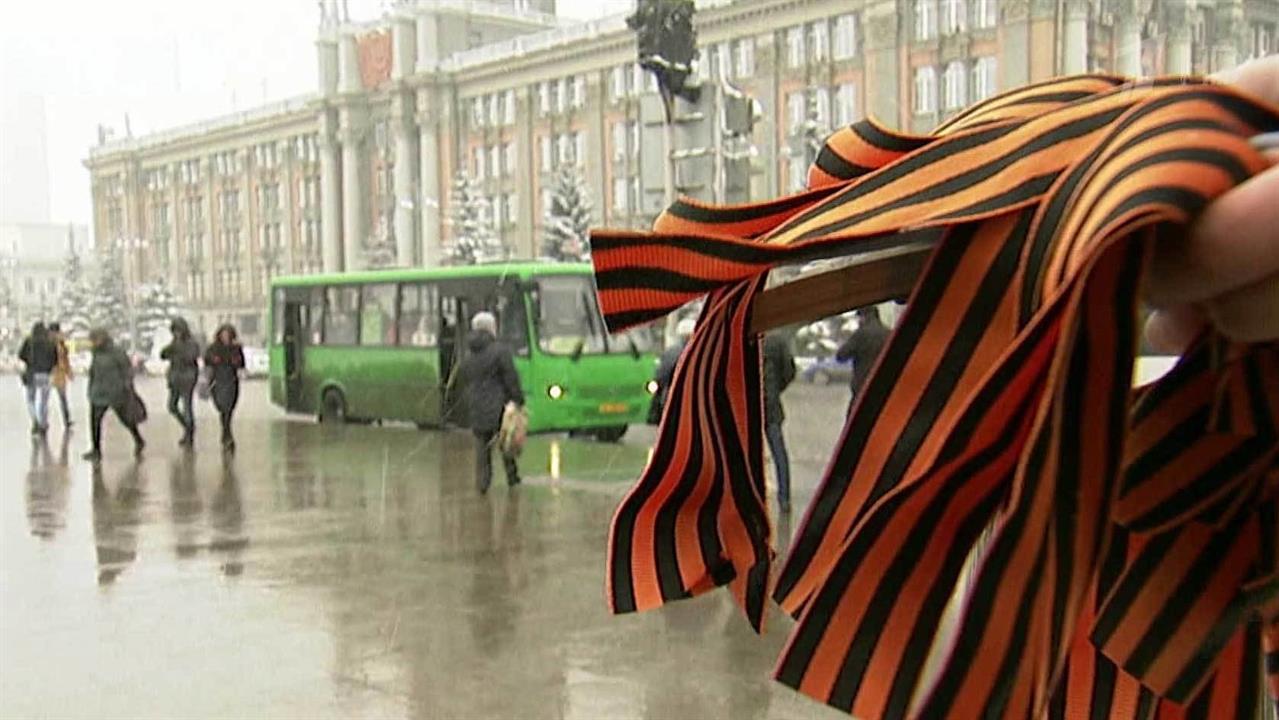 В России в тринадцатый раз проходит акция к Дню Победы "Георгиевская ленточка"