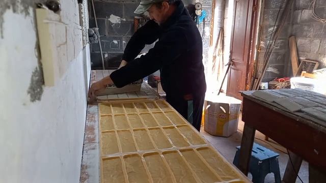 Процесс изготовления гипсовой плитки 1метр квадратный за 18 минут , неторопливо двигаясь . смотреть онлайн