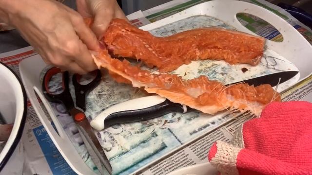 Готовим и болтаем: Мама Аня разделывает и засаливает форель?/ Кукинг смотреть онлайн