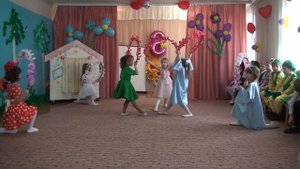 " Мир  волшебных цветов"  танец  с дугами   детский  сад №34 " Мишутка" города  Новошахтинска