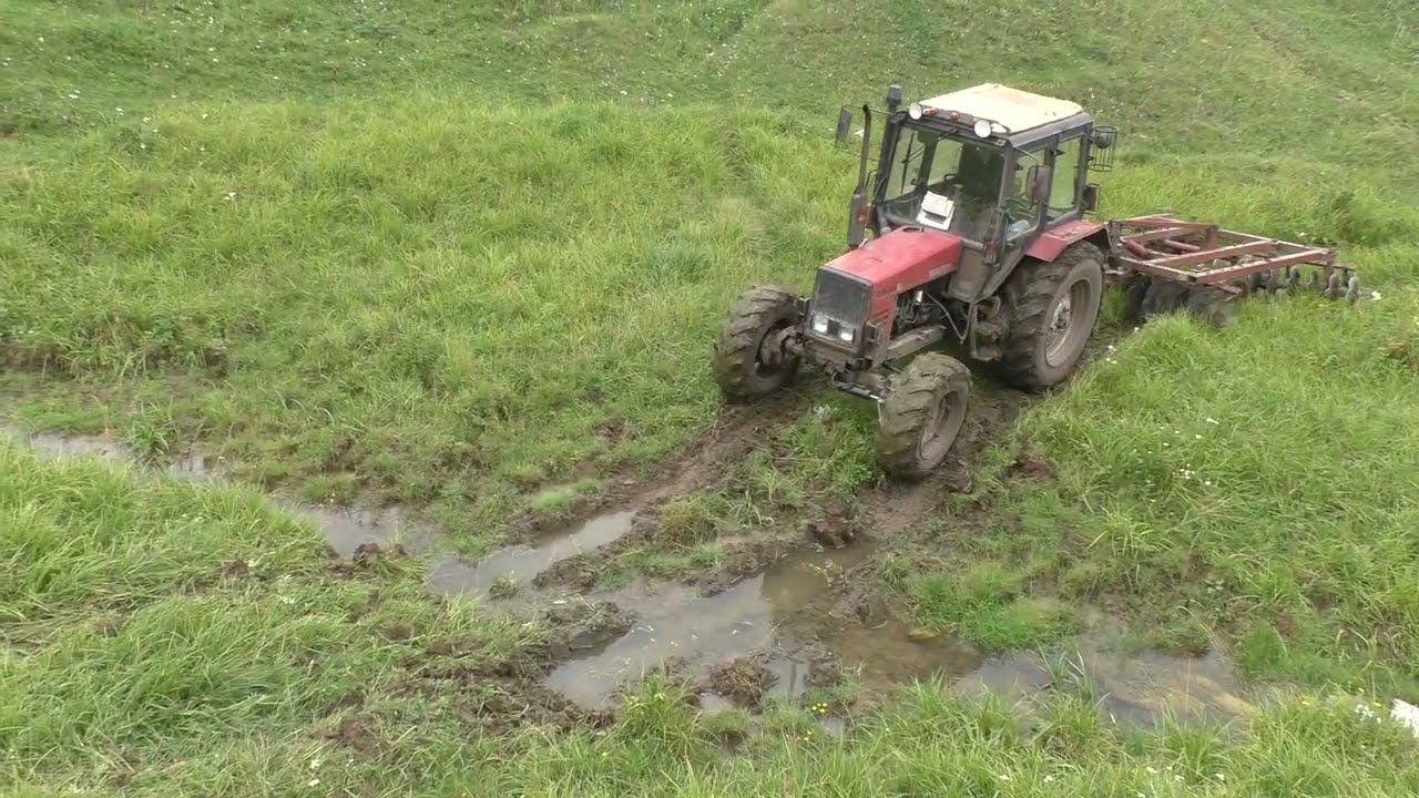 The tractor overcomes a large ravine in the mud! смотреть онлайн