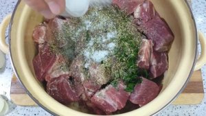 Свиной шашлык в розмариново-тимьяновом маринаде на мангале