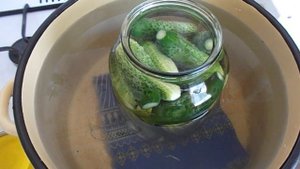 Рецепт маринованных хрустящих огурцов . Огурцы на зиму на сырой воде со стерилизацией.