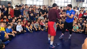 Даурен Куруглиев: Техника сбивания - за шею и пятку (вольная борьба)