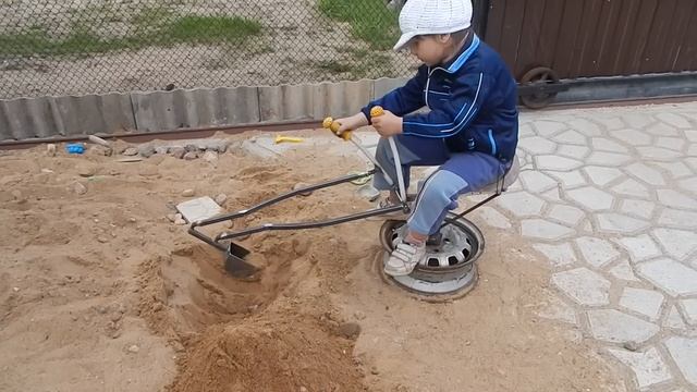 Экскаватор в детскую песочницу от папы. смотреть онлайн