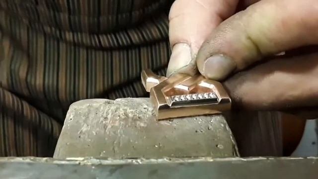 Эксклюзивный часовой  браслет из золота