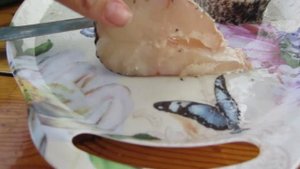 Щука на мангале в походных условиях. Свежая щука на костре. Готовит на природе.