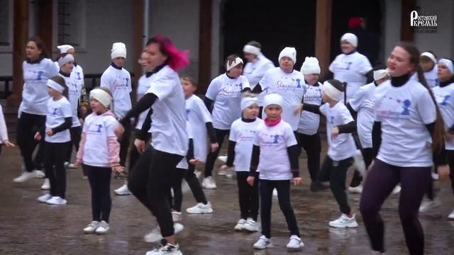 Участники инклюзивной театральной студии _Дикие лебеди_ в _Ростовском кремле_.mp4