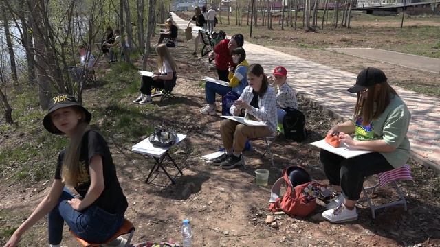 Сегодня воспитанники художественного отделения детской школы искусств вышли на пленэр. смотреть онлайн