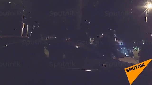 ОМОН ХОДИТ ПО ПАРКОВКАМ И ЛОМАЕТ МАШИНЫ смотреть онлайн