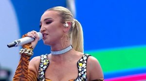 Телеведущая и певица Ольга Бузова выступила на открытии VK Fest в Москве.