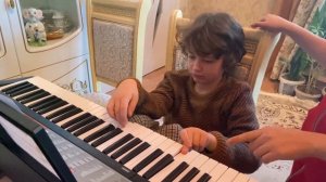 Ребенок с аутизмом играет на пианино