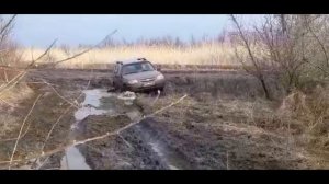 Шнива в грязи. chevrolet niva offroad