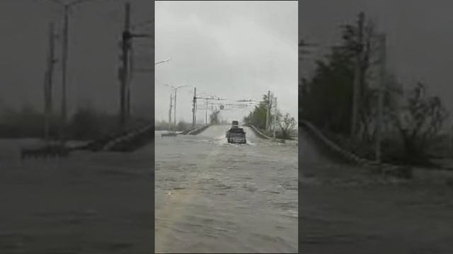 Большая вода до сих пор не ушла из Кургана, власти вынуждены были отрыть движение по шоссе Тюнина