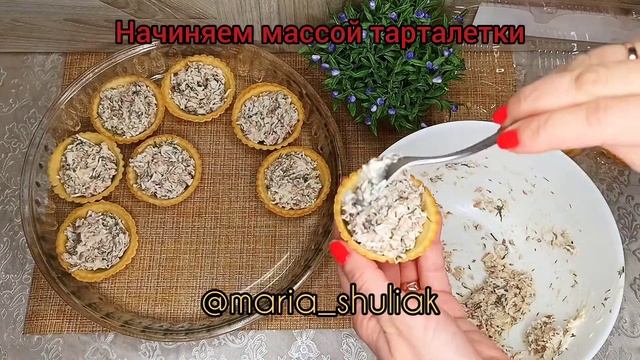 Закуска в тарталетках. Тарталетки с тунцом и зеленью под сыром. Идеи для начинок в тарталетках.