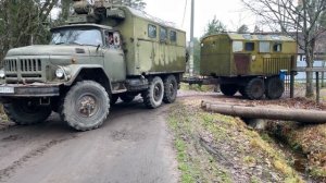 Заезд в двор задним ходом на ЗИЛ 131 с  самодельным прицепом кунг