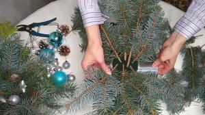 Новогодняя композиция из живых еловых веток своими руками