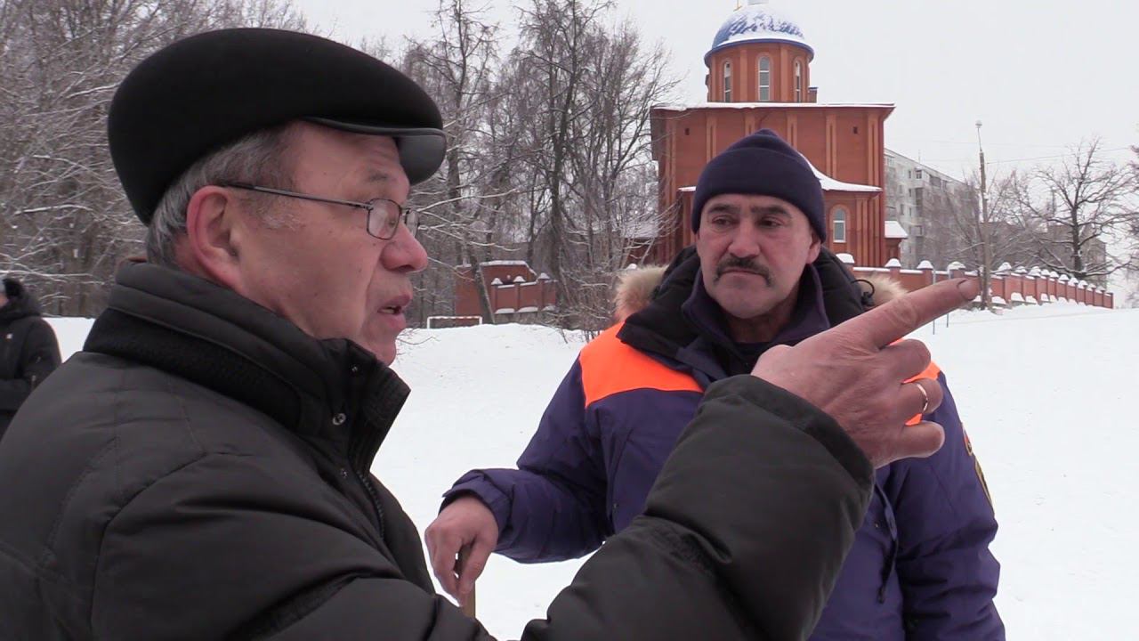 Инспекторы ГИМС проводят замеры толщины льда в местах проведения крещенских купаний