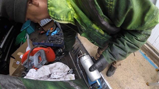 How to change an Audi fuel pump/Как поменять топливную помпу Audi смотреть онлайн