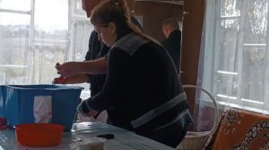 Молодая семья в деревне делает запасы к зиме по старым обычаям