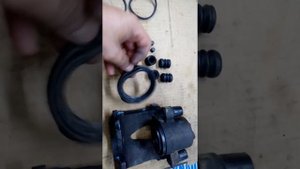 Порвался пыльник поршня в суппорте на Поло Седан !!! Как я решил этот вопрос )))))
