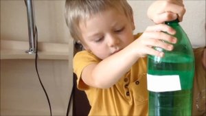 Эксперимент с водой "Не открывать". Простые опыты для детей | Занимательная физика для детей