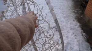 VLOG Я разозлилась. Даша получила снежками в лицо. Так веселились, что аж санки сломали