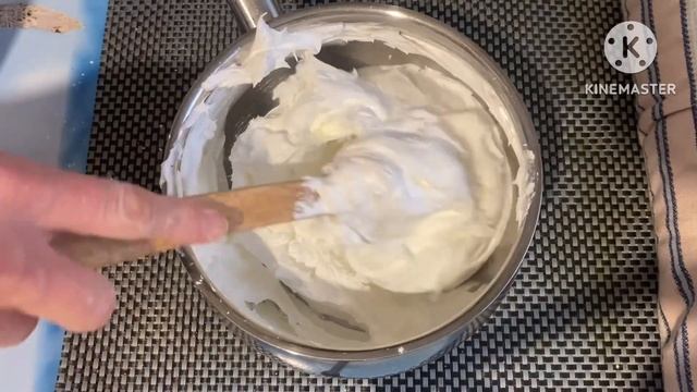 Меренговий рулет із сюрпризом)))Оригінально ,просто , смачно . смотреть онлайн