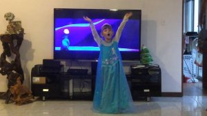 Девочка поет ОТПУСТИ И ЗАБУДЬ (Frozen)