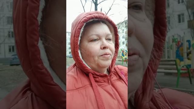 Потеплело слегка +5 у нас в столице. Пошли с Сеней за хлебом.