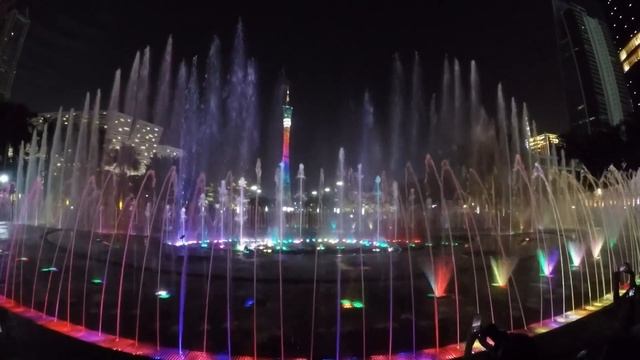 Шоу фонтанов в Гуанчжоу. Гуляем в центре Guangzou. Слушаем местных талантов.