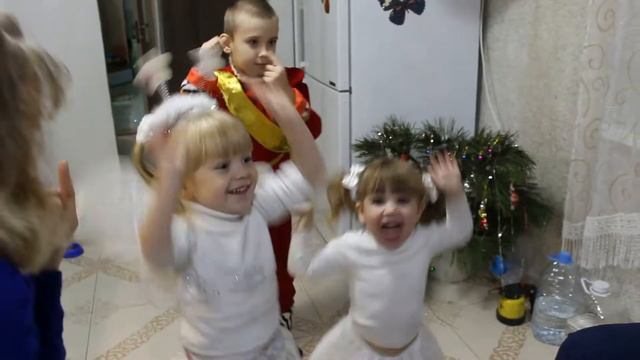 наши малыши развлекают в новогоднюю ночь
