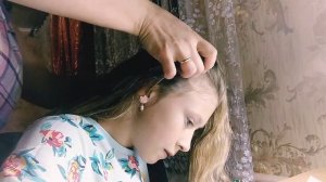 Две очень милые причёски для девочек с цветными резинками.