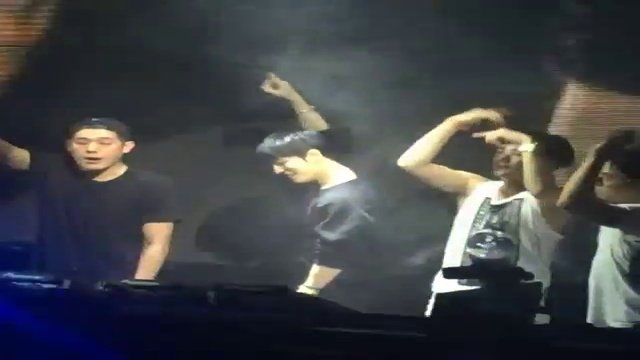 140801   Чжэ Чжун и Гын Сок в клубе 2  от Hwangblack...