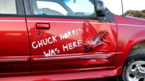 Как с помощью НАКЛЕЕК и МАРКЕРА скрыть царапины и вмятины на автомобиле?