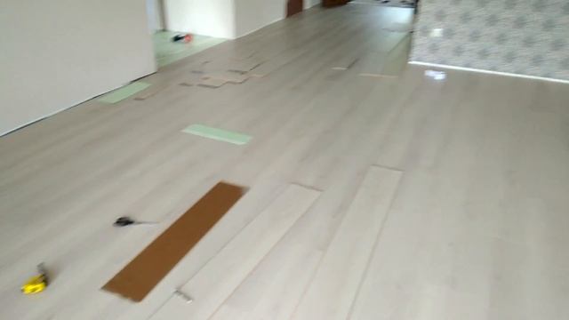 Как завести ламинат под порожек? смотреть онлайн