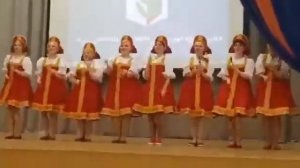 Современный танец в русских народных сарафанах.