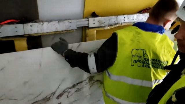 Как поднять широкоформатный керамогранит между перил? Показываем! ЖК Серебряный Парк