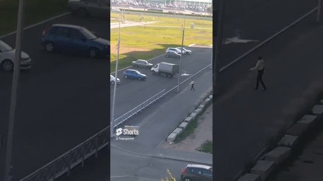 Утром машины заехали на парковку а днем рабочие перекрыли плитой как же они будут выезжать #Shorts