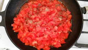 Спагетти с томатным соусом и базиликом