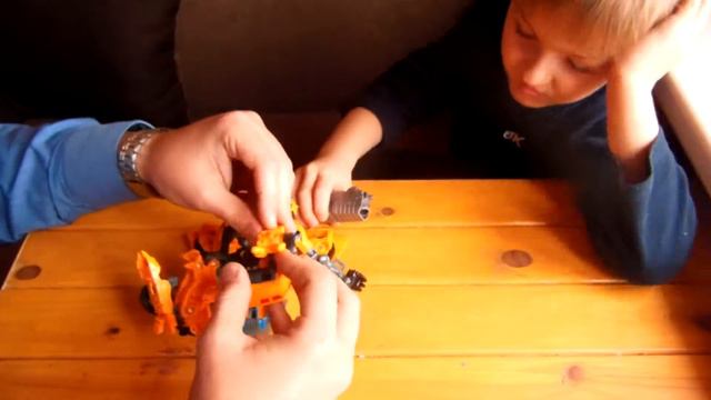 Распаковка и сборка трансформера Бамблби Часть 2 смотреть онлайн