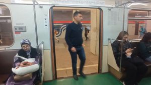 Прибытие на станцию метро Беляево на Номерном,Вагон 10102,единственный Номерной с оранжевой дверью