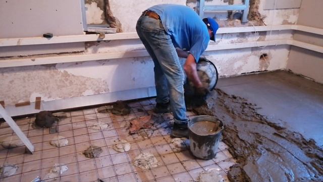 Заливаем пол в доме.