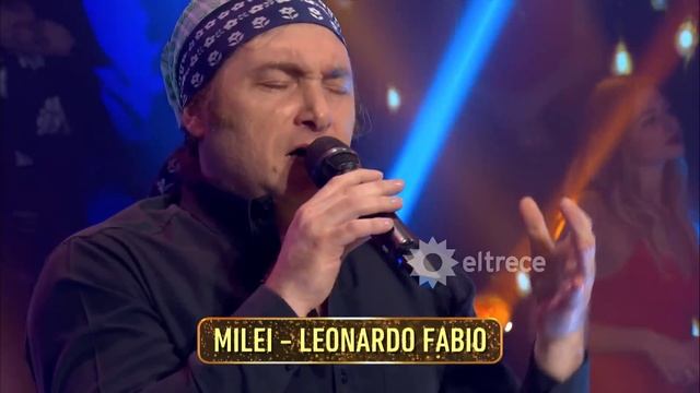 El economista Javier Milei imitó con mucha pasión a Leonardo Favio смотреть онлайн
