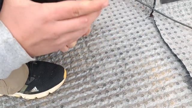 Скрепляю шов мембраны битумно - полимерной лентой. смотреть онлайн