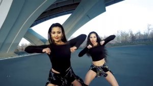 Девушки прикольно танцуют))