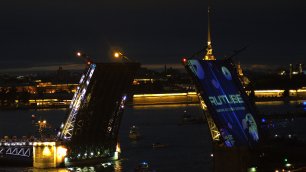 Национальный видеохостинг RUTUBE представил перформанс на разведённом Дворцовом мосту в Петербурге