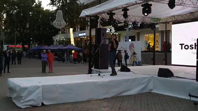 Скрипач  на сквере  в центре Ташкента играет на скрипке модерн, часть 1