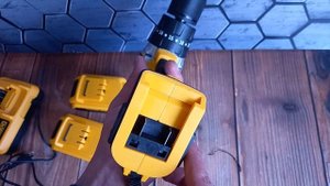 Шуруповёрт девалт бесщеточный ударная 21 вольт 2 ампер. Аналог DEWALT