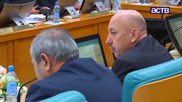 Принимая один из законопроектов, областные депутаты голосовали по старинке - поднимая руки вверх смотреть онлайн